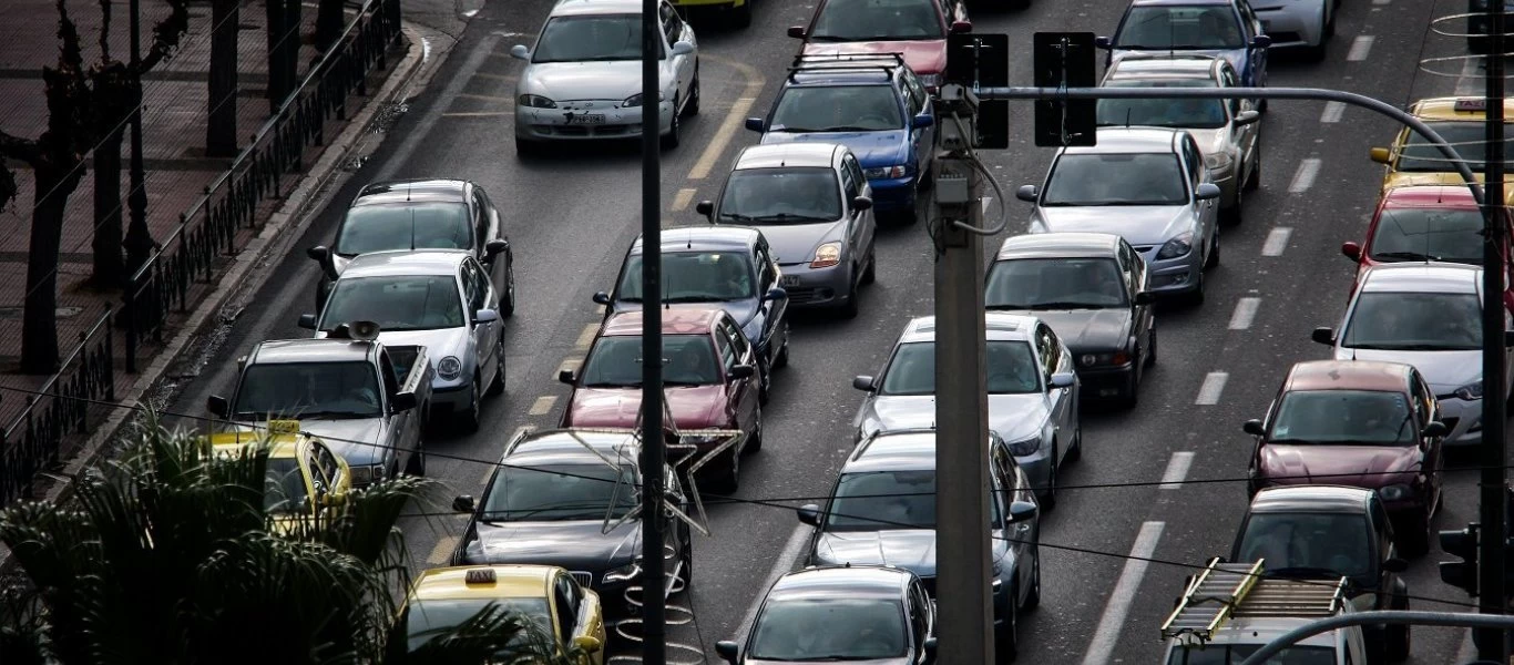 Μποτιλιάρισμα στην Αττική Οδό - Έπεσαν μπάζα από διερχόμενο φορτηγό (χάρτης)